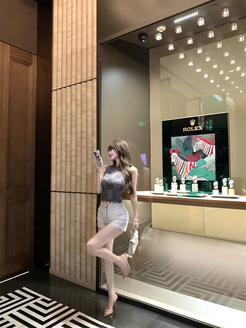 NA+ 俏麗蕾絲盤花修身背心