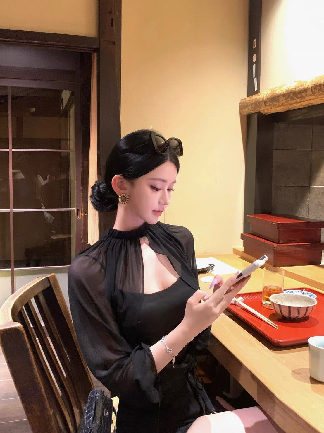 NA+ 神秘嘉柏麗斗篷透視披肩緞面背心套裝