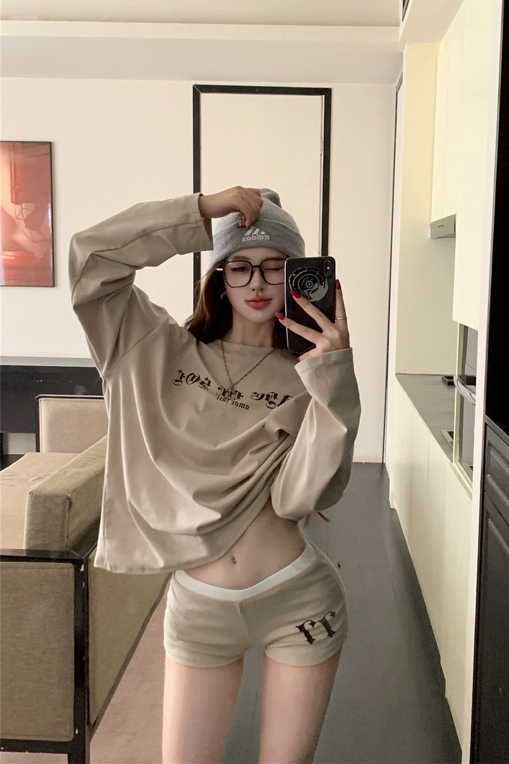 NA+ 居家Find out寬鬆字母上衣 拼接緊身短褲 奶茶色