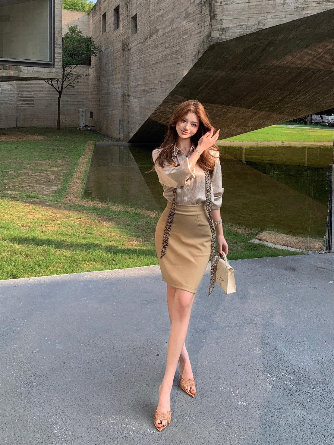 NA+ 氣質光感緞面香檳金襯衫 卡其色半身裙(2款選)