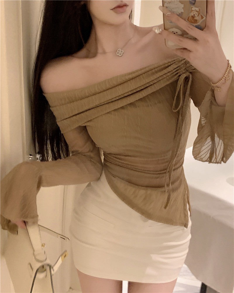 Na+ 高級楓葉肌理不規則一字領喇叭袖上衣 杏色/卡其