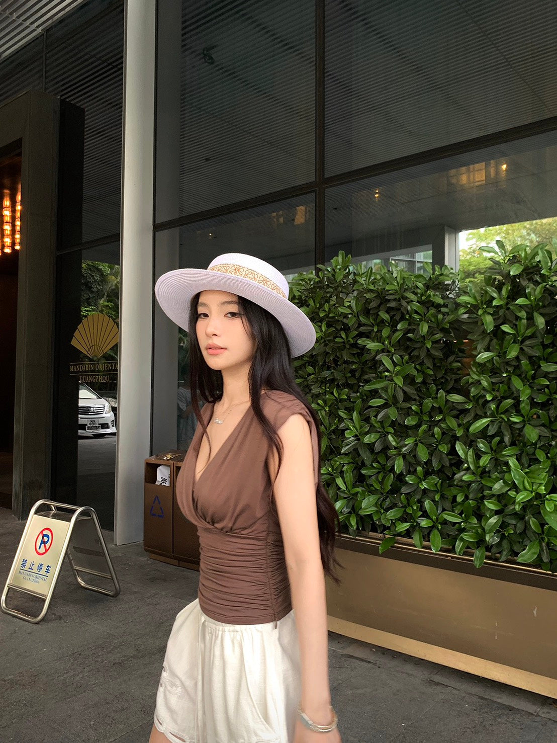 NA+ 復古著迷低V交錯修身咖色上衣