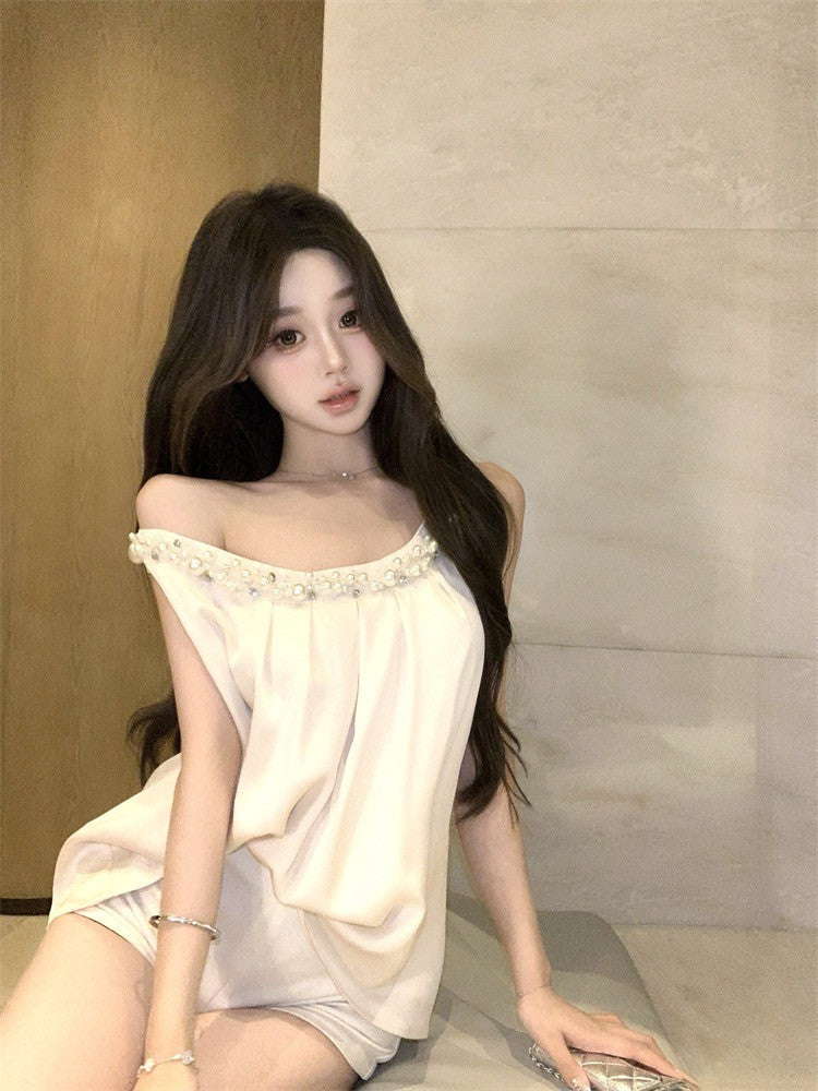 NA+ 緞面鑲珍氣質斜領上衣