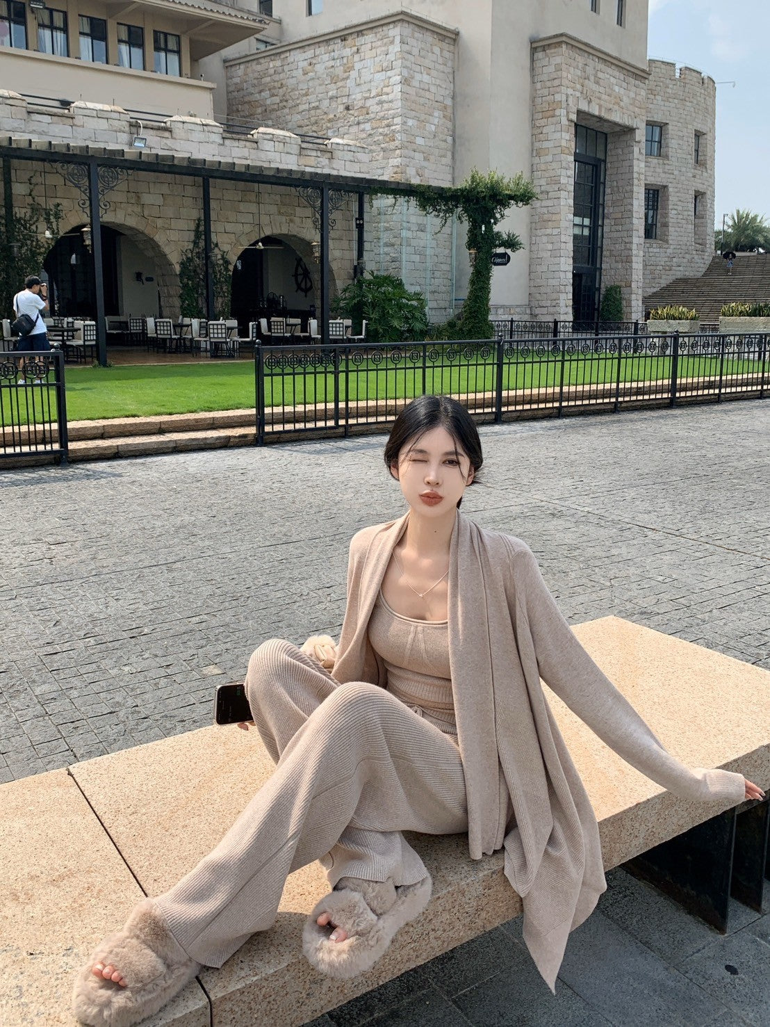 "Na+"歐美卡戴珊 溫柔軟糯針織3版設計 斗篷開衫 吊帶背心 休閒長褲-駝色