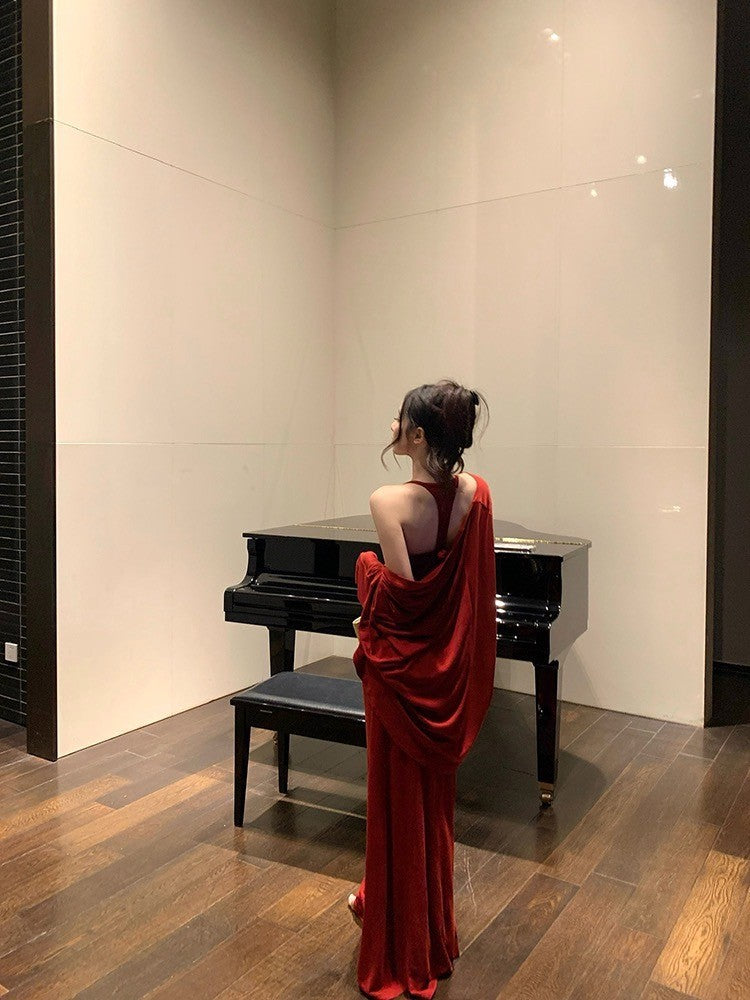 ''Na+''搖曳生姿 顯白過年紅收腰背心裙 蝙蝠袖針織外套