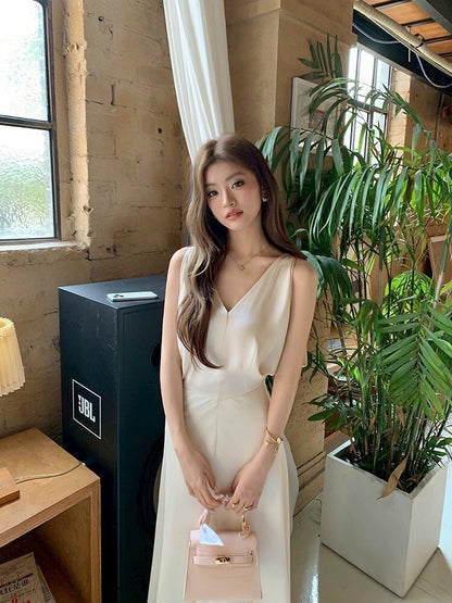 NA+ 辦公通勤outfit 簡約質感緞面垂領連身裙 杏