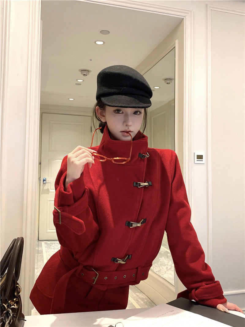 NA+ 締造千金溫暖毛呢側釦立領外套 黑/紅