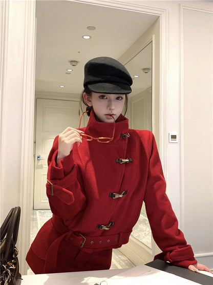 NA+ 締造千金溫暖毛呢側釦立領外套 黑/紅