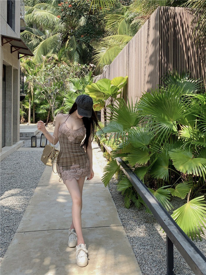 Na+ 玩惡女孩 酷甜蕾絲拼接粉格紋連身裙