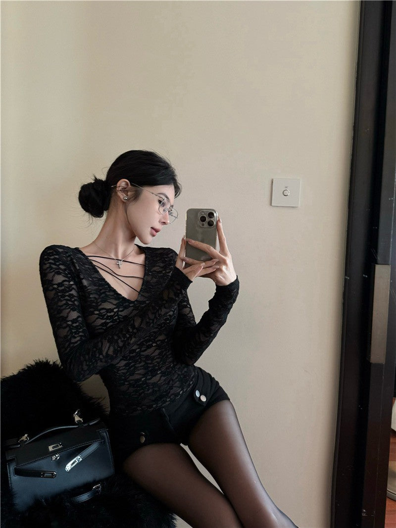 NA+ 性感突擊純慾蕾絲花繡V領縷空打底衣 杏/黑