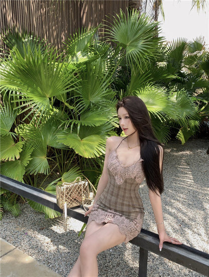 Na+ 玩惡女孩 酷甜蕾絲拼接粉格紋連身裙