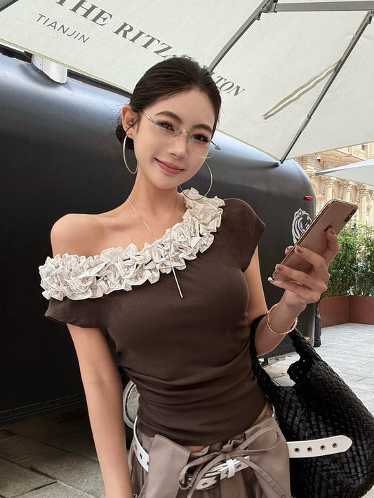 NA+ 簡約斜肩立體花邊拼接上衣 咖