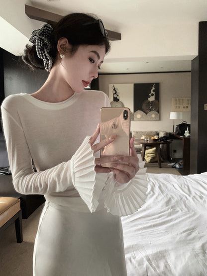 Na+ 人魚公主 氣質喇叭袖圓領彈力打底上衣 白