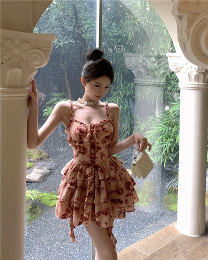 Na+ 復古玫瑰抽繩收腰馬甲蛋糕連身裙 紅印花