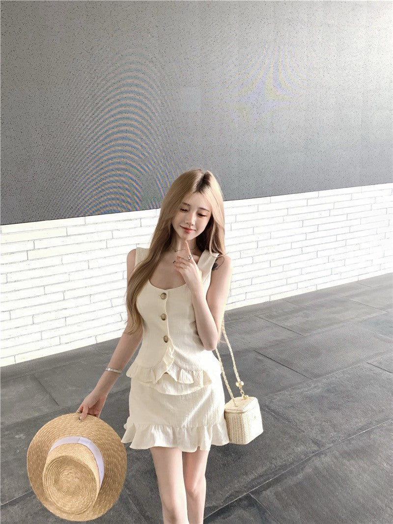 Na+ 荷葉圓舞曲 肌理鈕扣收腰馬甲 花苞半身裙 米