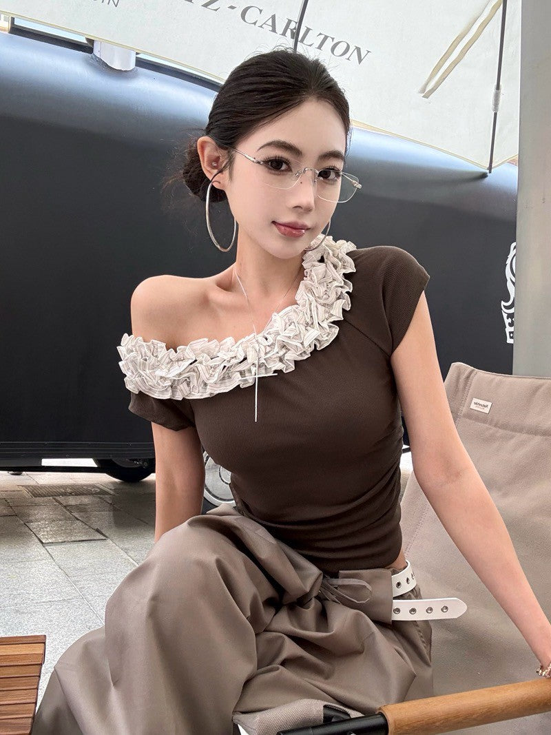 NA+ 簡約斜肩立體花邊拼接上衣 咖