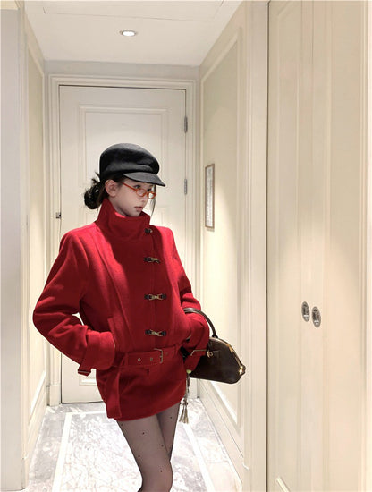 NA+ 締造千金溫暖毛呢側釦立領外套 黑/紅