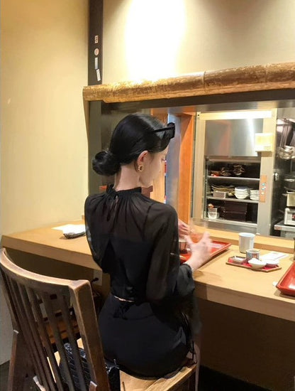 NA+ 神秘嘉柏麗斗篷透視披肩緞面背心套裝