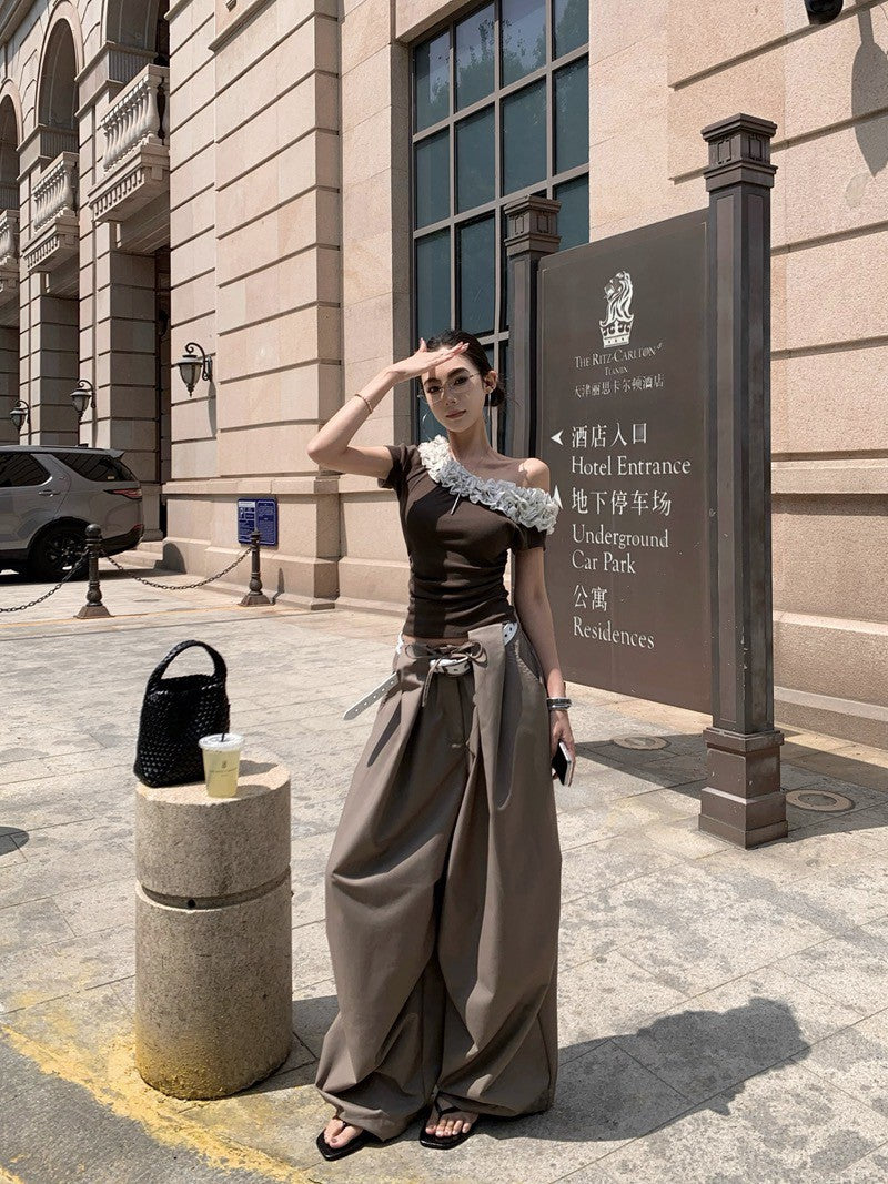 NA+ 簡約斜肩立體花邊拼接上衣 咖