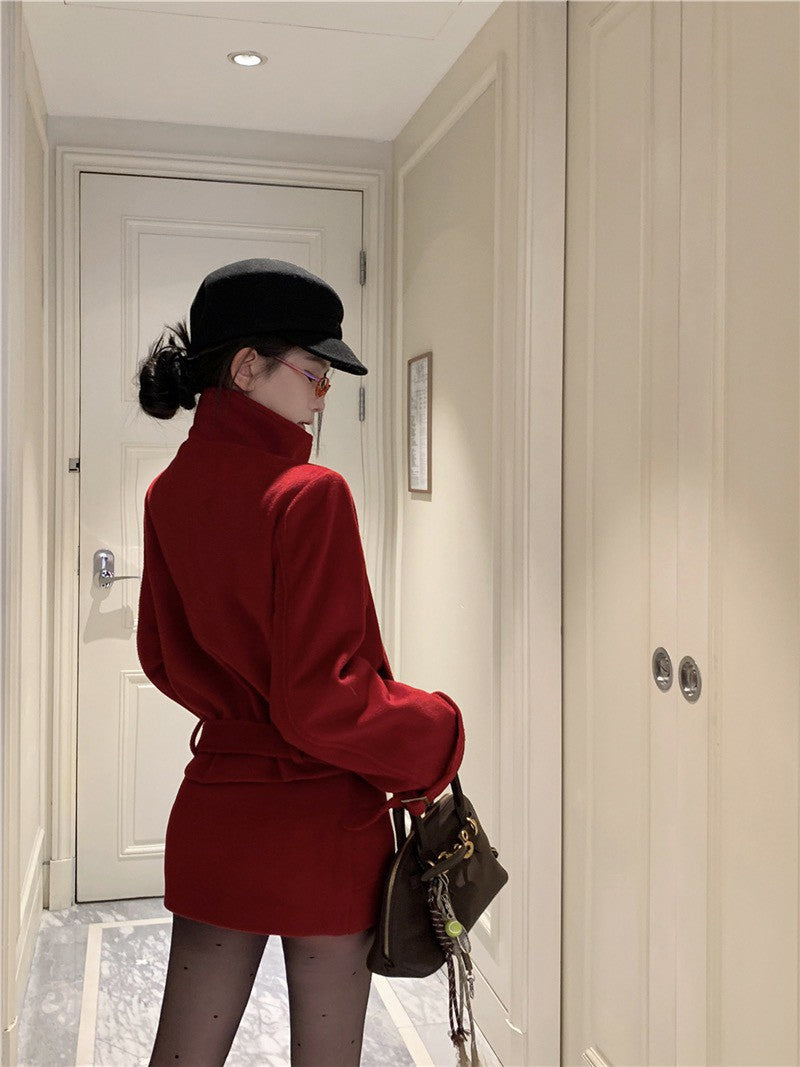 NA+ 締造千金溫暖毛呢側釦立領外套 黑/紅