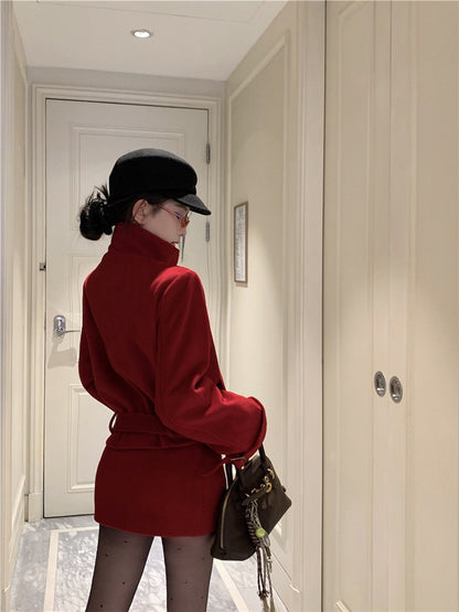 NA+ 締造千金溫暖毛呢側釦立領外套 黑/紅