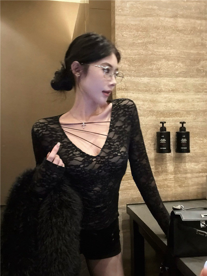 NA+ 性感突擊純慾蕾絲花繡V領縷空打底衣 杏/黑