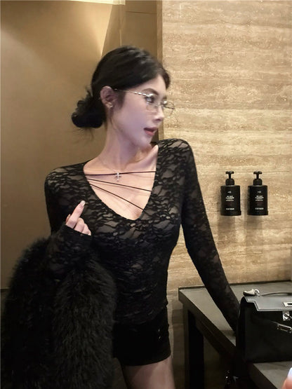 NA+ 性感突擊純慾蕾絲花繡V領縷空打底衣 杏/黑