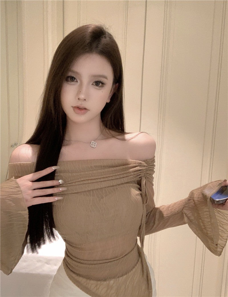 Na+ 高級楓葉肌理不規則一字領喇叭袖上衣 杏色/卡其