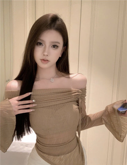 Na+ 高級楓葉肌理不規則一字領喇叭袖上衣 杏色/卡其