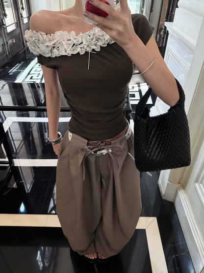 NA+ 簡約斜肩立體花邊拼接上衣 咖