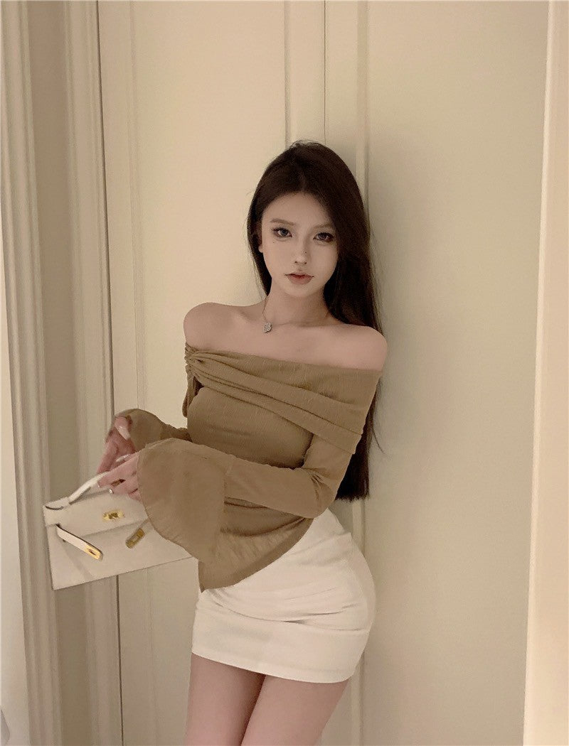 Na+ 高級楓葉肌理不規則一字領喇叭袖上衣 杏色/卡其