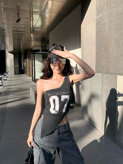 NA+ 視覺主控美式印花單肩不規則剪裁背心 藍/黑