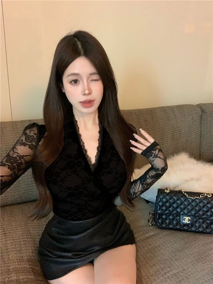 Na+ 氣質V領蕾絲打底修身上衣 內襯黑