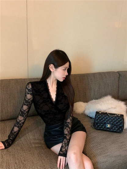 Na+ 氣質V領蕾絲打底修身上衣 內襯黑