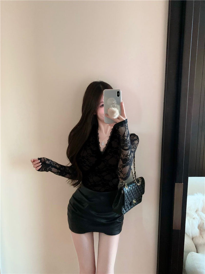 Na+ 氣質V領蕾絲打底修身上衣 內襯黑