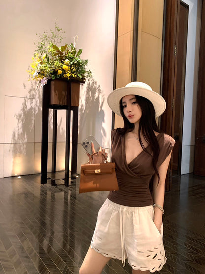 NA+ 復古著迷低V交錯修身咖色上衣