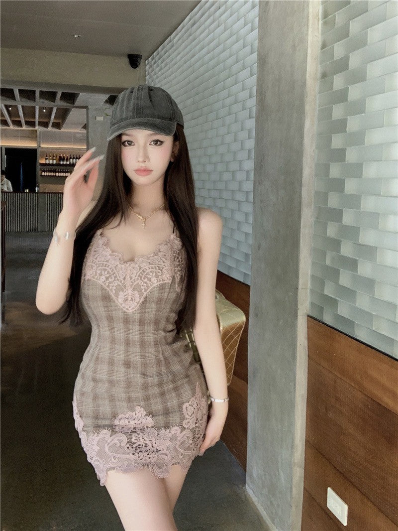 Na+ 玩惡女孩 酷甜蕾絲拼接粉格紋連身裙