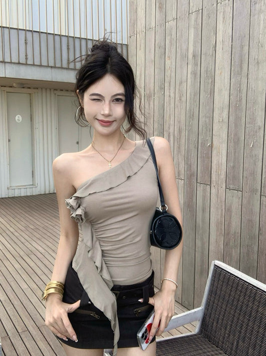 NA+ 「狠狠悍上身」斜肩荷葉飄帶顯瘦上衣 卡其