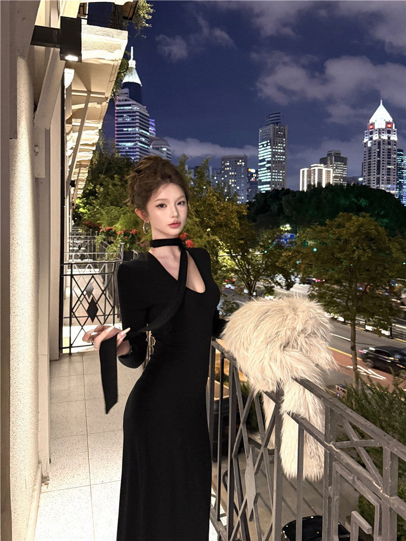 NA+ 基礎百搭V領飄帶修身黑色連衣裙