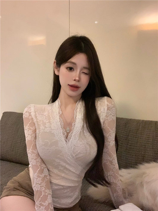 Na+ 氣質V領蕾絲打底修身上衣 杏/黑