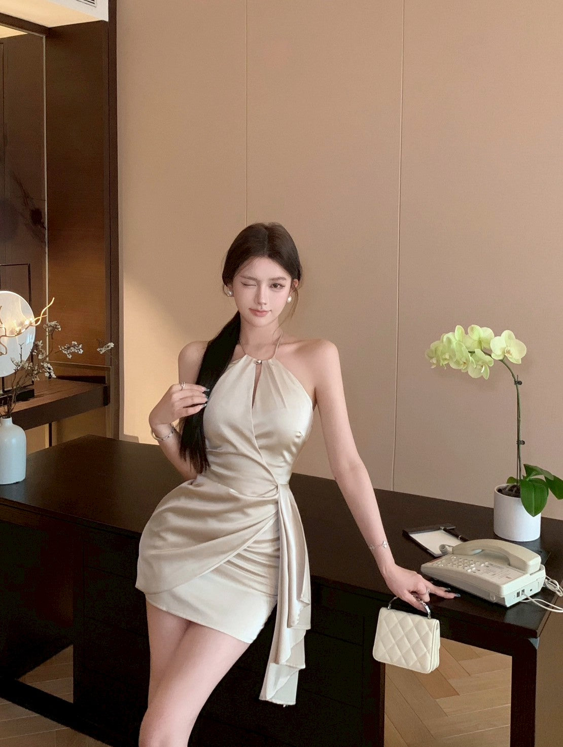 NA+ 獵殺極品高級掛脖繫帶緞面連身裙 杏