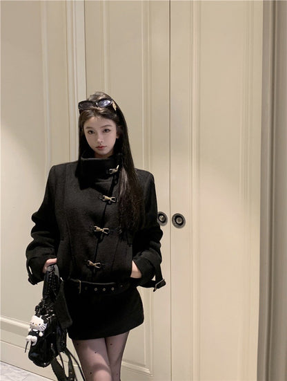 NA+ 締造千金溫暖毛呢側釦立領外套 黑/紅