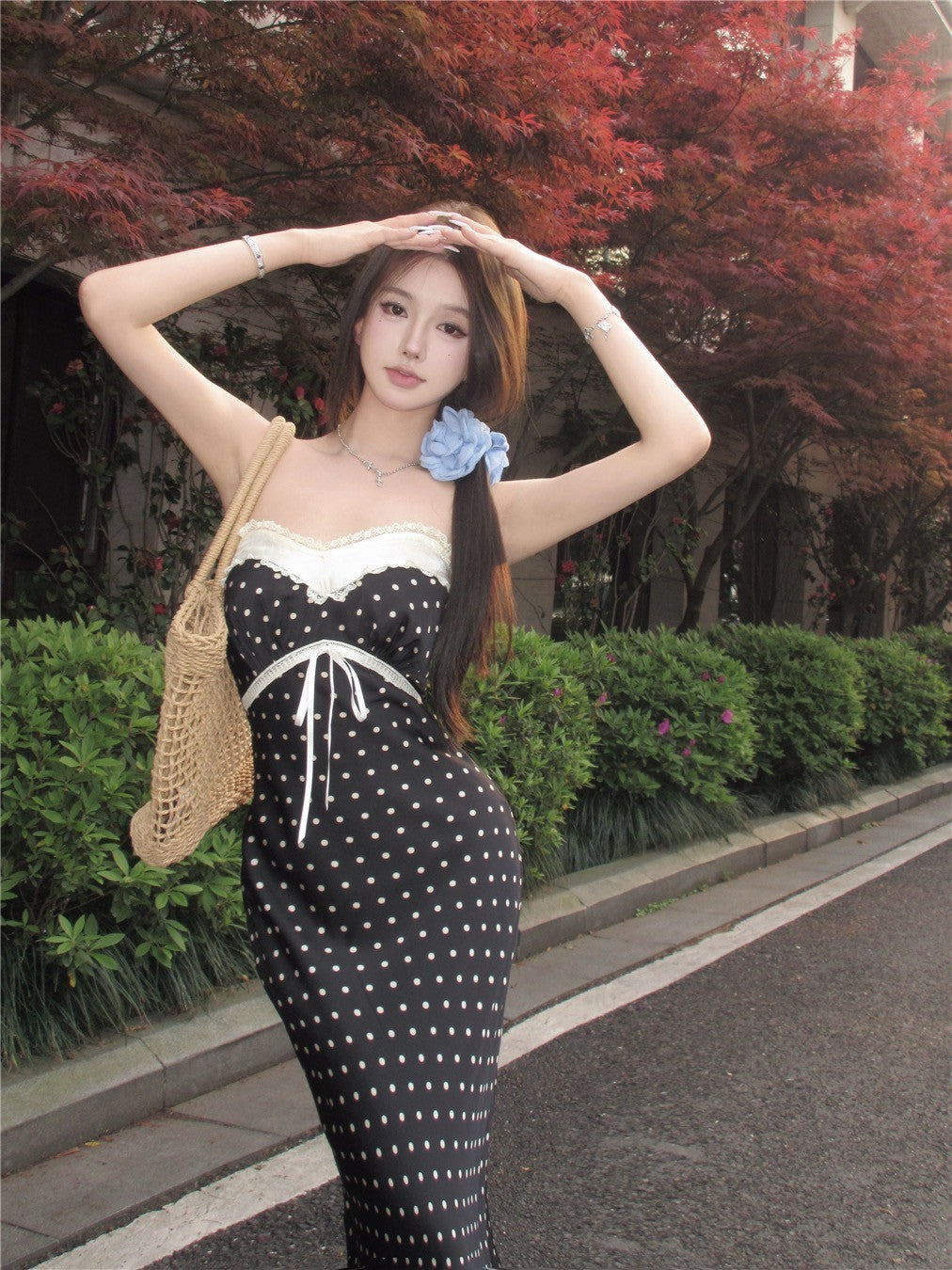 Na+ 溫柔甜心 波點撞色蝴蝶結抹胸連身裙