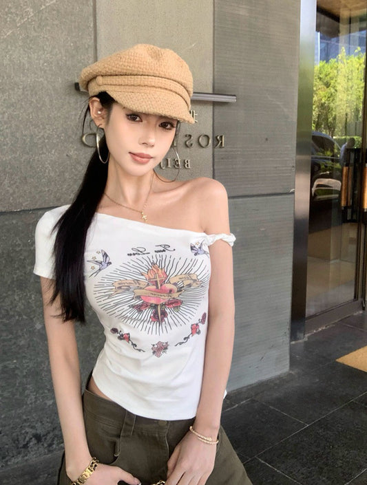 NA+ 嘻痞辣妹十字愛心印花不規則斜肩上衣 白