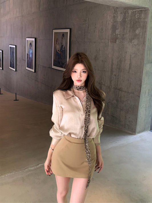 NA+ 氣質光感緞面香檳金襯衫 卡其色半身裙（2款選）