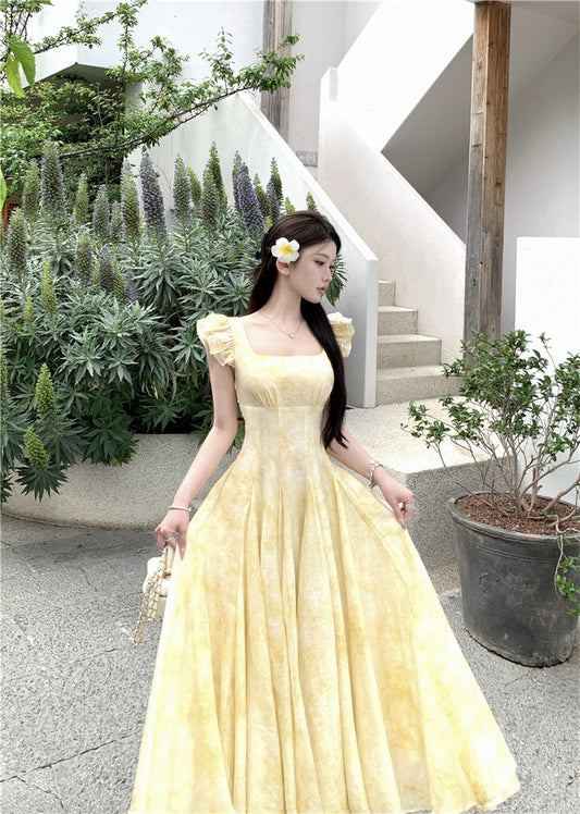 NA+ 氣質偏偏法式方領小飛袖連身裙 碎花黃