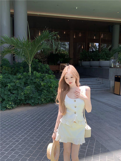 Na+ 荷葉圓舞曲 肌理鈕扣收腰馬甲 花苞半身裙 米