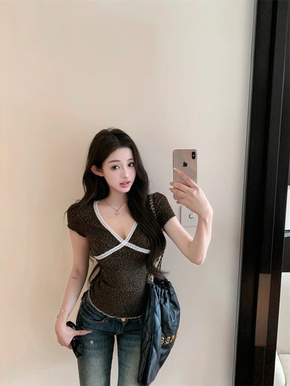 Na+ 韓系香奶奶 蕾絲修身薄款上衣 純白/豹紋花