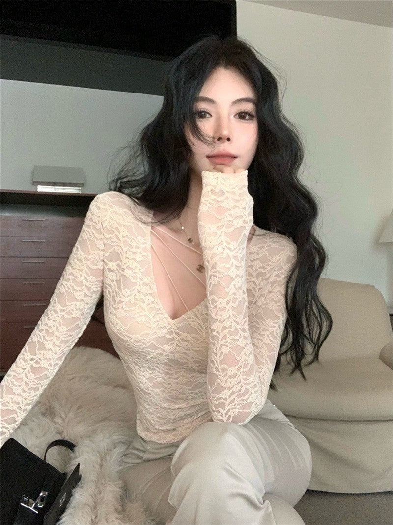 NA+ 性感突擊純慾蕾絲花繡V領縷空打底衣 杏/黑