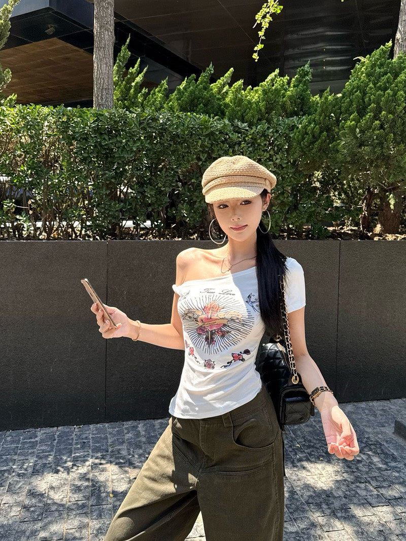 NA+ 嘻痞辣妹十字愛心印花不規則斜肩上衣 白